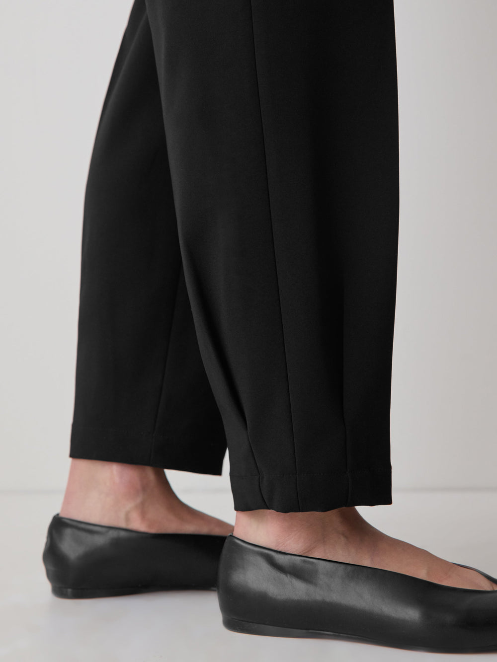 RW&CO Black Mid-Rise Tapered-Leg Flowy Jogger Pant