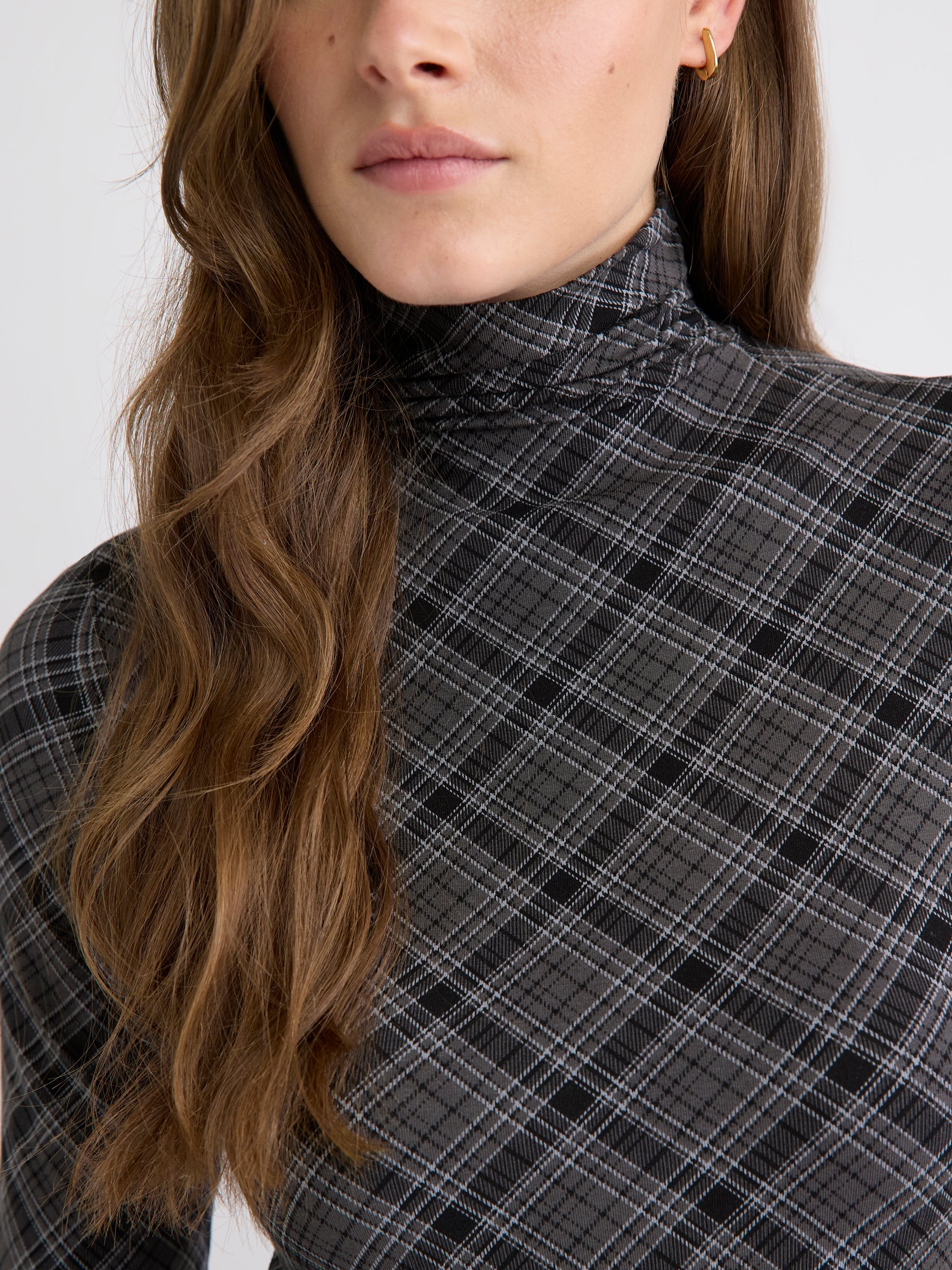 RW&CO Fitted Long-Sleeve Mock-Neck Tee