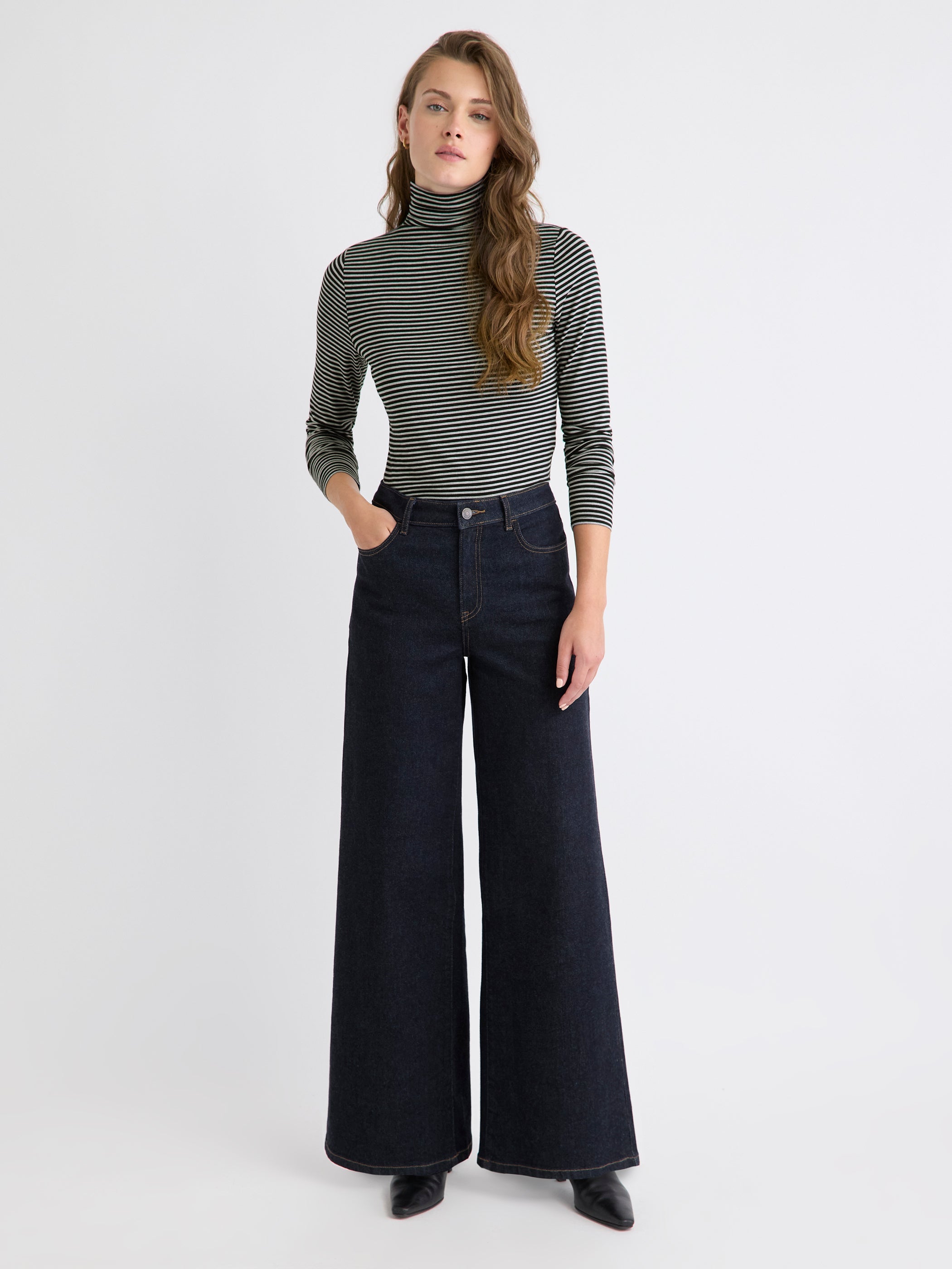 RW&CO Fitted Long-Sleeve Mock-Neck Tee