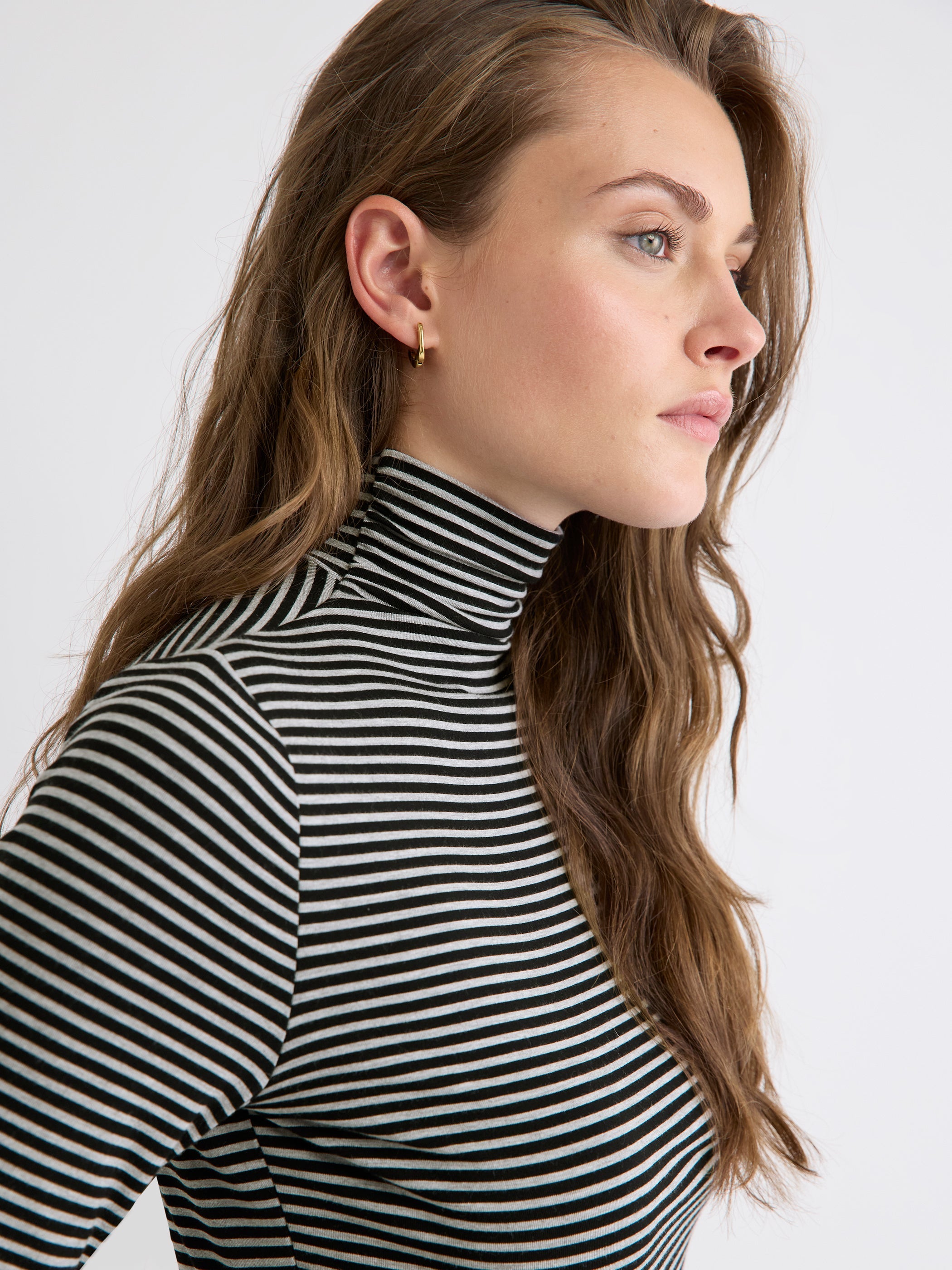 RW&CO Fitted Long-Sleeve Mock-Neck Tee