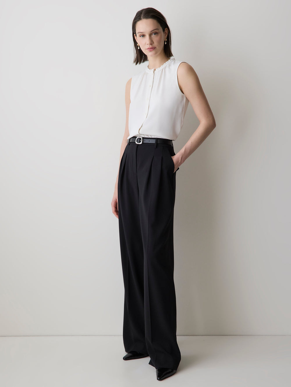 RW&CO Sleeveless Buttoned-Down Blouse