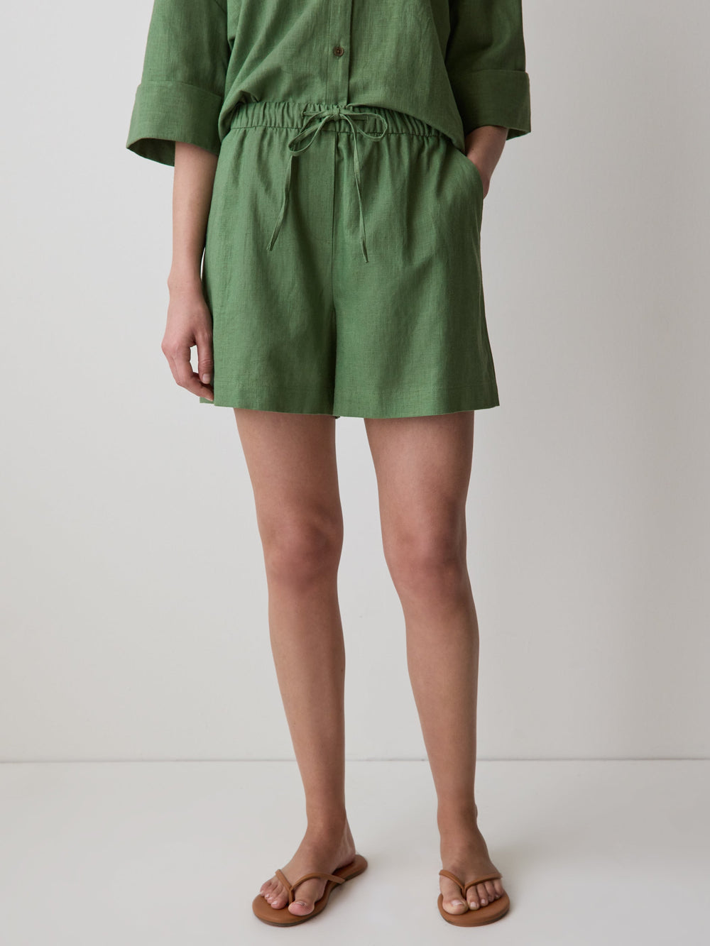 RW&CO Linen-Blend Mid-Rise Pull-On Short