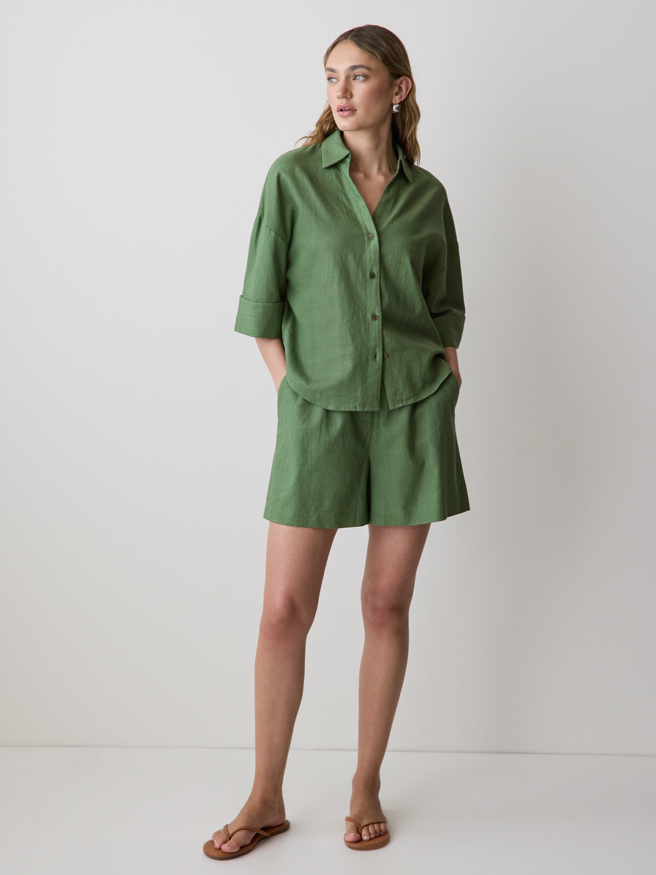 RW&CO Linen-Blend Mid-Rise Pull-On Short